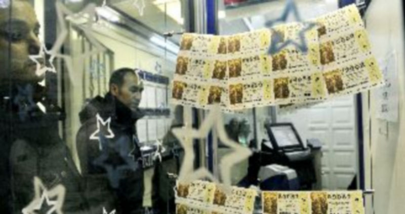 Una administración de lotería muestra décimos para el sorteo en una foto de archivo. / Kamarero