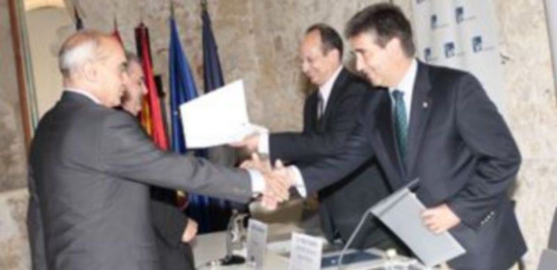 Momento en el que dos de los asistentes al curso reciben su diploma de mano de Cosidó y el Rector del IE /Lara Mazagatos