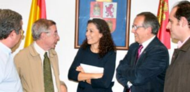 El delegado territorial saluda a Antonio Ruiz antes del inicio de la reunión de la comisión. / El Adelantado