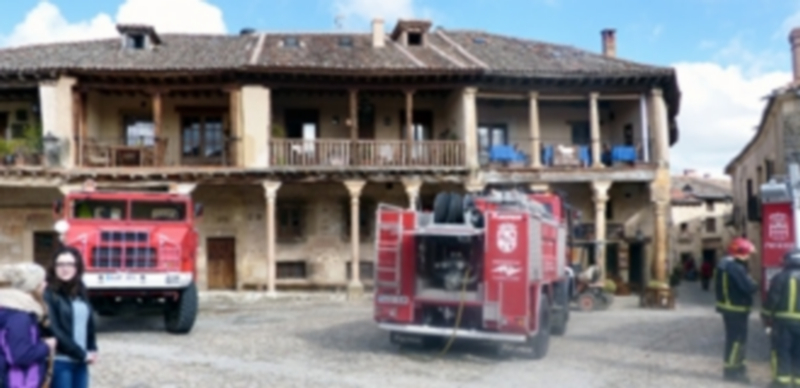 Hasta la Plaza Mayor de Pedraza acudieron bomberos de Segovia y de la Comunidad de Villa y Tierra de Sepúlveda. / E.A.