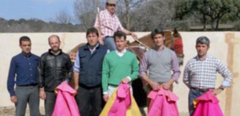 Sebastián Palomo y Eugenio Pérez junto a los demás participantes del tentadero de Quintanar./ Pablo Pastor