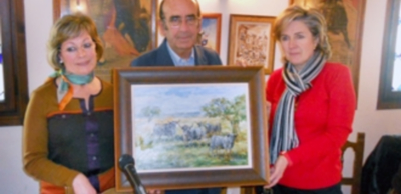 Adolfo Martín junto a dos gentiles aficionadas con el óleo de Tablada. / P. Pastor