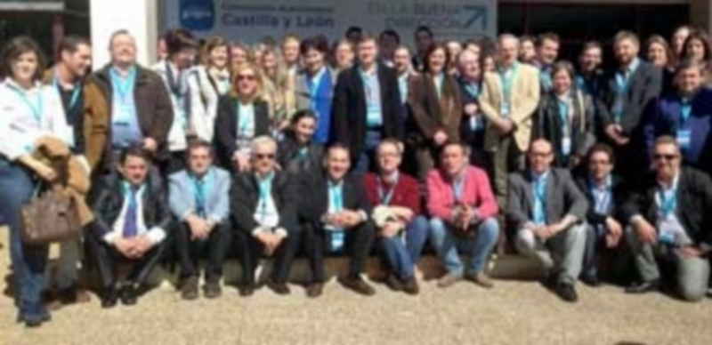 Los asistentes segovianos a la convención de los populares se hicieron una foto de grupo.  / El Adelantado