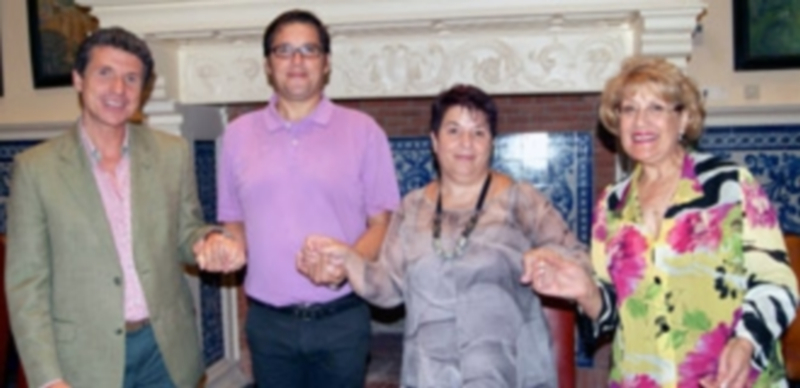 La alcaldesa y Andrés Torquemada posan con los representantes vecinales de Zamarramala tras firmar el acuerdo./ E.A.