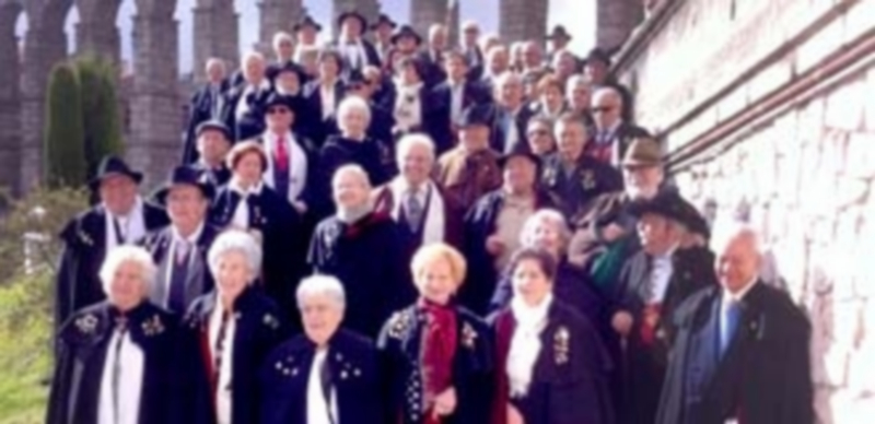 Elogio público de la Pañosa 1 Los capistas posaron juntos con el fondo del Acueducto. / M.G.