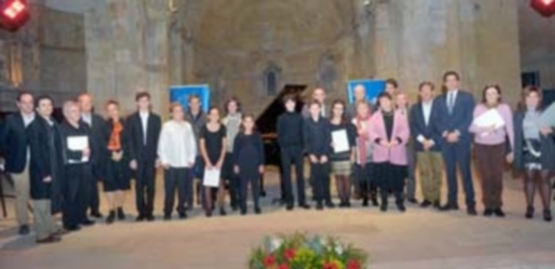 Los intérpretes premiados posaron junto al jurado y los patrocinadores tras la entrega de los premios. / Kamarero