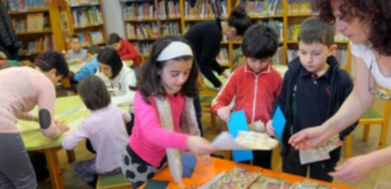 Los niños fueron dirigidos en el taller por expertos encuadernadores. / Kamarero