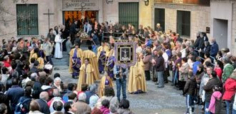 El trono permaneció ayer colocado en el centro de la ermita para que los vecinos lo pudieran conocer. / Sandrá Morán