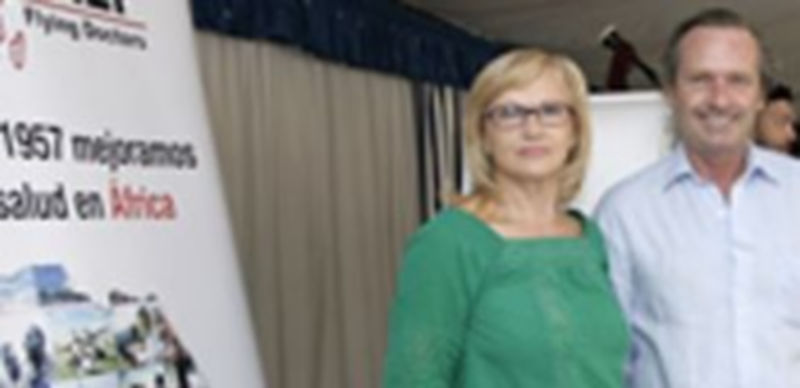 La delegada de AMREF Nélida Cano en Segovia junto con el presidente de la fundación Alfonso Villalonga en la carpa instalada en Venta Magullo para la ocasión. /L. Mazagatos