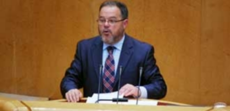 El senador Félix Montes denunció la subida del IVA en peluquerías. / E. A.