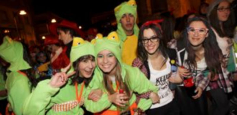 Las bajas temperaturas no impidieron que muchos vecinos de la villa y su comarca disfrutaran del desfile y la noche de Carnaval. / Gabriel Gómez