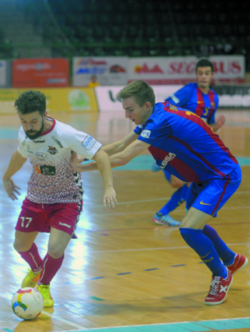 El jugador del Naturpellet Segovia Buitre disputa un balón con un rival del Barcelona B Lassa. / KAMARERO