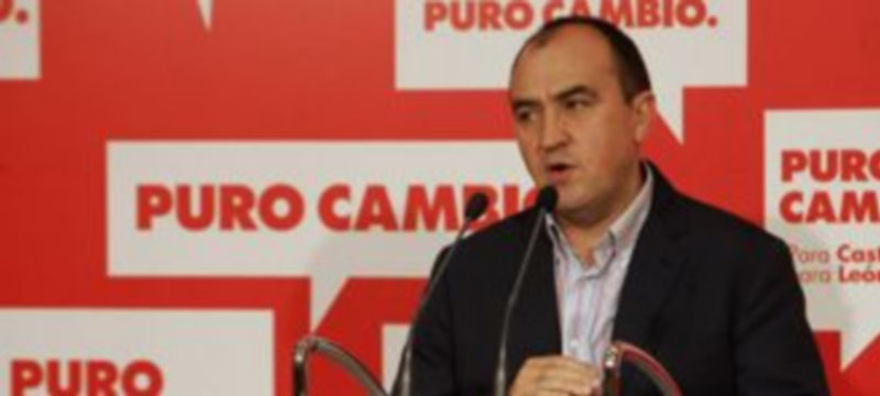 Pedro Muñoz expuso las líneas fundamentales de la postura del PSOE sobre la integración de Caja Segovia y Caja Ávila./ICAL