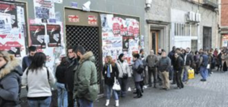 Durante los últimos meses las largas colas junto a las oficinas de empleo de la provincia han sido habituales. La imagen es de la calle General Santiago el pasado lunes. / Kamarero