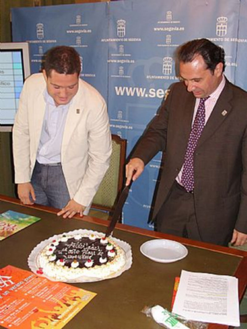 Arranz y Arahuetes cortando la tarta para celebrar el primer año del Plan./A.S.