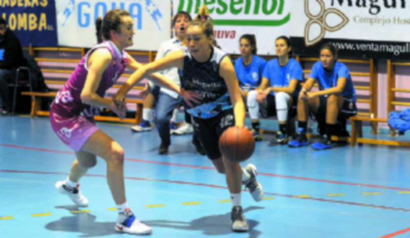 La jugadora del Venta Magullo María del Mar Fernández Cueto supera a una rival de la Universidad de Valladolid. / KAMARERO