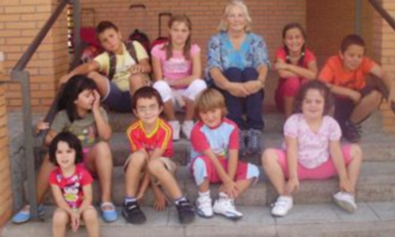 Un grupo de escolares en la puertas del colegio de Santo Tomé del Puerto donde hay once alumnos. / El Adelantado