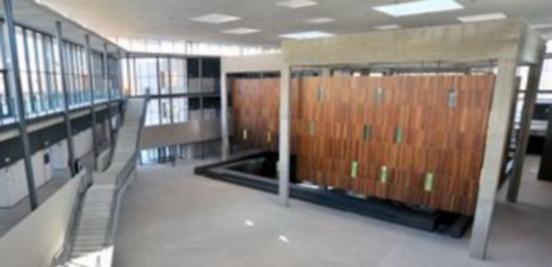 Imagen de amplitud y luminosidad que ayer se recogía en la parte central del campus dominada por los cubos que serán la biblioteca y rodeada por una galería con aulas y ventanales/ kamarero