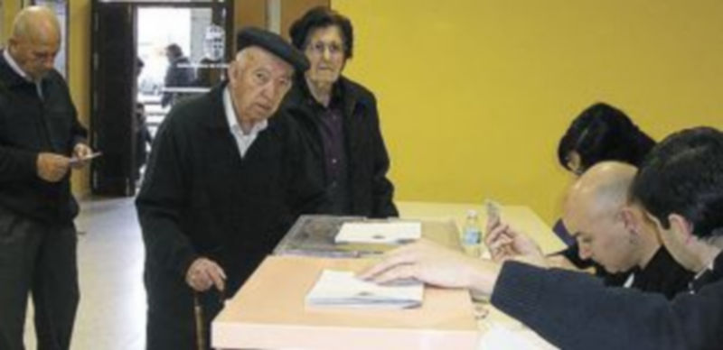 Dos vecinos de Cantimpalos depositan su voto en las urnas. / L.M.