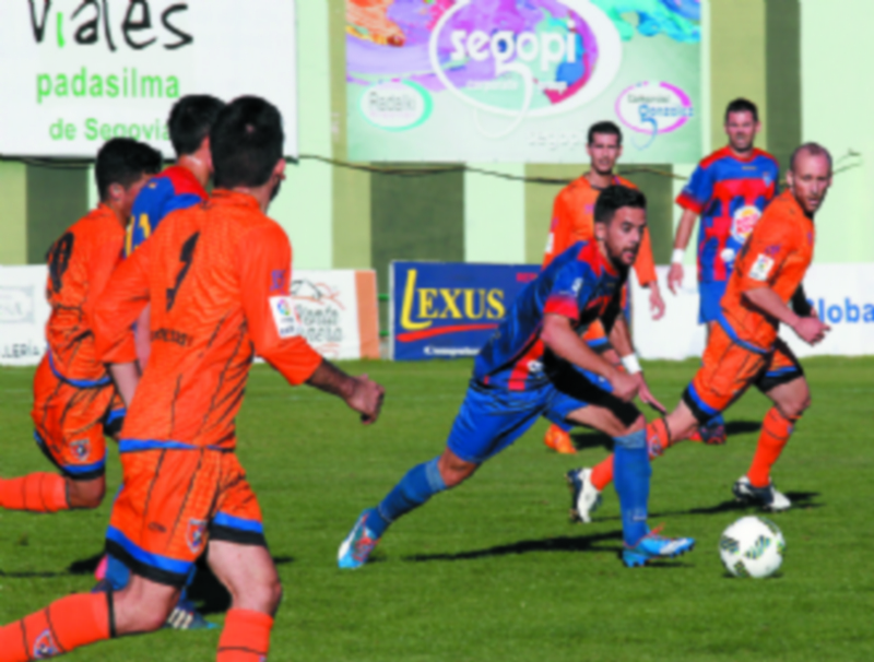 La Segoviana visita al penúltimo para afianzar su primera posición 1 La Gimnástica Segoviana elabora un contraataque ante el Burgos Promesas 2000 con Kike a la creación. / NEREA LLORENTE