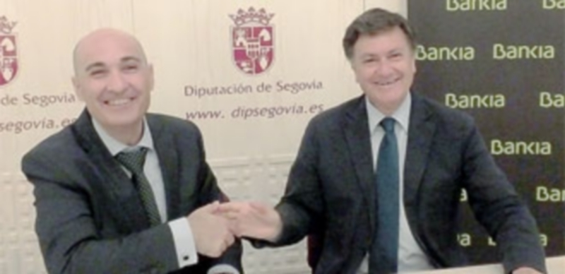 El presidente de la Diputación (d.) y el director territorial de Bankia firman el contrato de patrocinio. / el adelantado