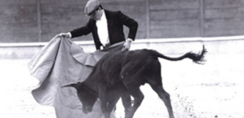 No le falta estilo a este improvisado diestro en la Becerrada de los Camareros. / Juan Martín