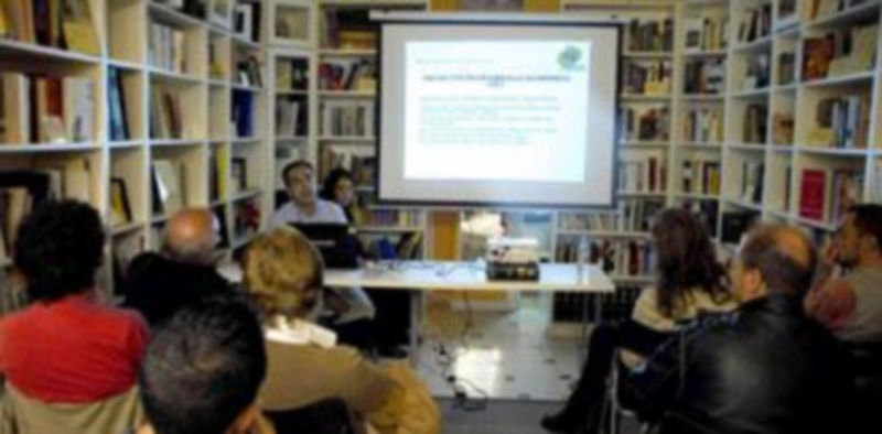 Amigos y voluntarios se dieron cita en la librería solidaria de AIDA con el objetivo de conocer sus actuaciones. / A.BENAVENTE