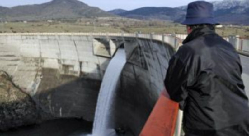 Embalse del Pontón Alto expulsando agua. Todos los embalses de la cuenca del Duero superan las cifras de 2009. / J. Martín