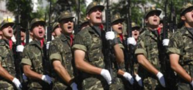 Imagen de archivo de soldados profesionales en un desfile celebrado en la capital segoviana. / Juan Martín