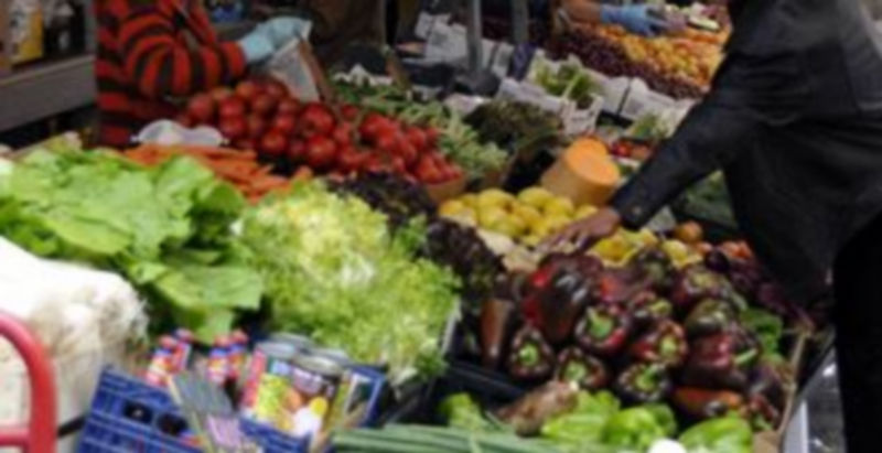 Imagen de archivo de un puesto de frutas y verduras en un mercado de la capital segoviana. / Juan Martín.