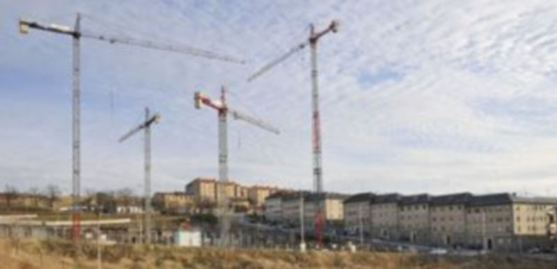 Viviendas en construcción en áreas de nuevo desarrollo de la ciudad de Segovia. / Juan Martín.