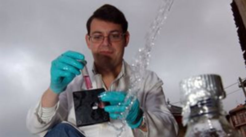 En esta imagen de archivo un técnico especialista en calidad del agua toma muestras en una fuente segoviana. / Juan Martín.