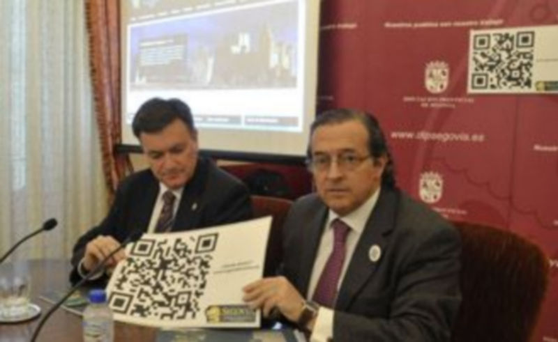 Francisco Vázquez y José Carlos Monsalve muestran un código de barras bidimensional del portal. / Juan Martín.