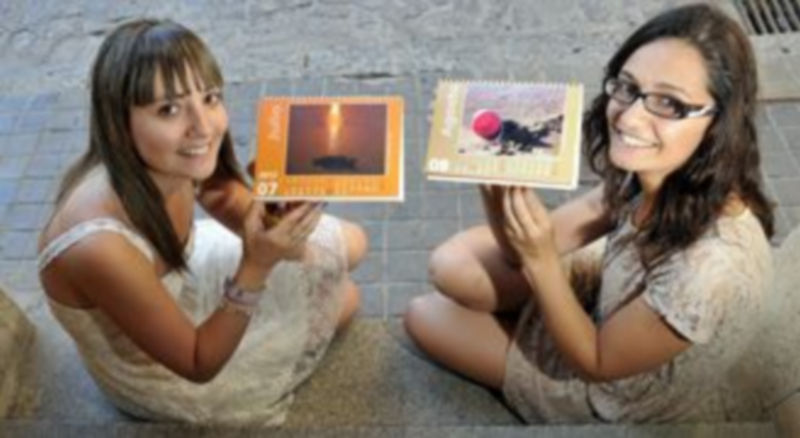 El inicio de una gran trayectoria profesional 1 Una leonesa y una gallega estudiantes de publicidad pasan el verano como becarias en la ciudad del Acueducto. / J.M