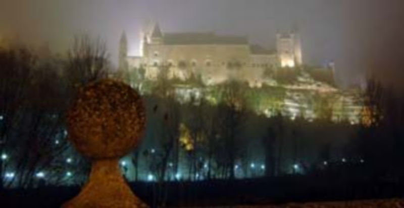 Espléndida imagen del Alcázar entre la niebla tomada desde el barrio de San Marcos. / Juan Martín