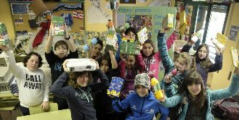 El grupo de alumnos ganador ha regresado al colegio Fray Juan de la Cruz para recibir el premio Alpino-Klimt. / Juan Martin