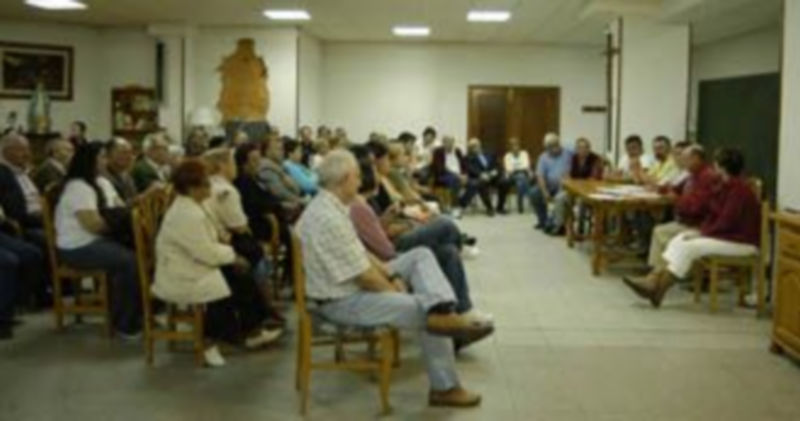 Imagen de archivo correspondiente a la asamblea que celebraron los vecinos del barrio el pasado mes de septiembre en un local parroquial. / Leandro Valdez