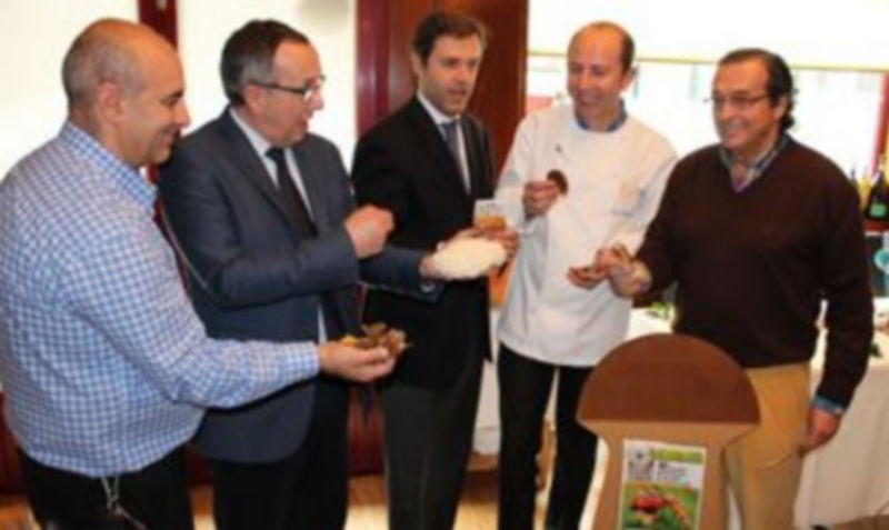 Buscasetas 2012 ofrece menús con setas en 26 restaurantes de la provincia 1 El director general de Turismo