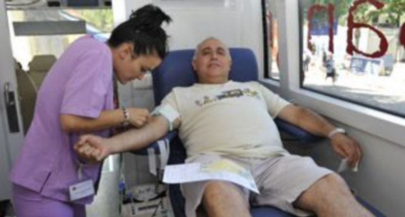 Donación de sangre en la unidad móvil del Open de Tenis del municipio de El Espinar del año pasado. / Pedro L. Merino