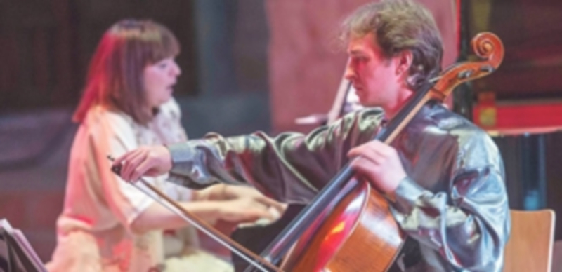 También se desarrollan actuaciones musicales durante la celebración de la Muces. / Kamarero