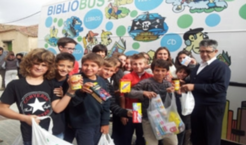 Varios usuarios de los bibliobuses de la Diputación durante la campaña de recogida de alimentos del año pasado. / E. A.