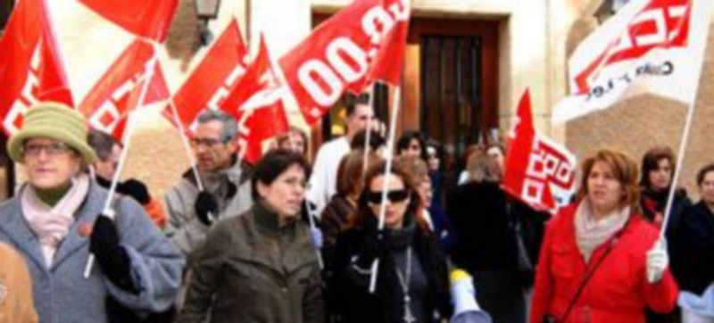 Los trabajadores secundaron ayer una concentración a las puertas del Hospital de La Misericordia./Alberto Benavente