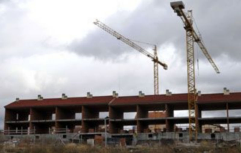 Fotografía de archivo correspondiente a la construcción de viviendas pareadas en el entorno de la capital segoviana. / J. M.