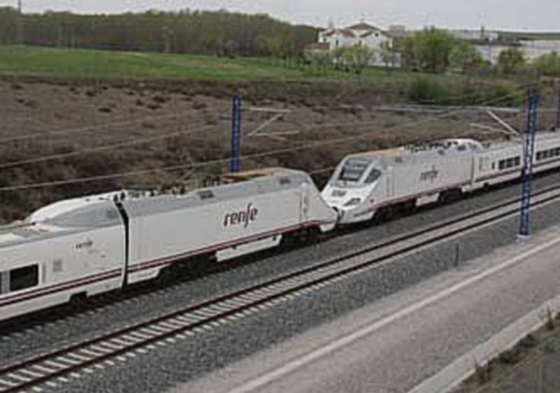 Renfe ensaya la posibilidad de utilizar trenes dobles en las lanzaderas entre Segovia y Madrid. / FERNANDO PEÑALOSA