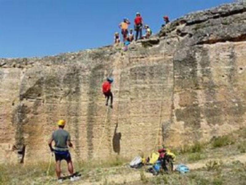 Una de las actividades incluidas en el raid es una sesión de rapel junto a la iglesia de la Veracruz. / El Adelantado