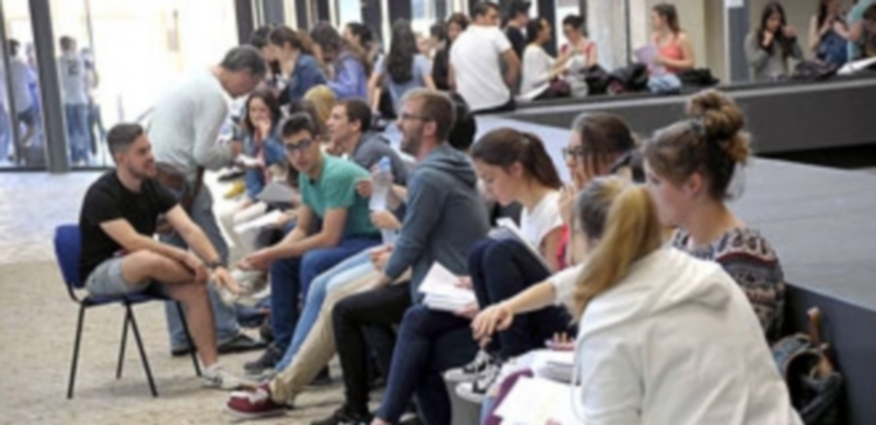 Estudiantes comentando las pruebas de la última selectividad de junio antes de convertirse en la EBAU. /KAMARERO