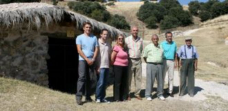 La subdelegada del Gobierno con la corporación municipal del municipio.