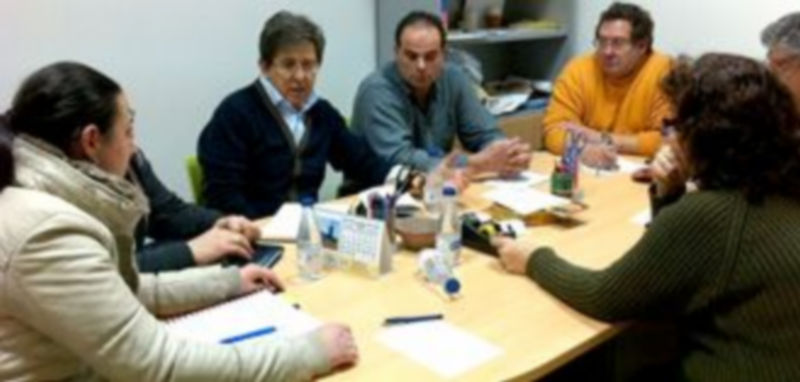 El portavoz popular atendió las peticiones de los responsables de la asociación de San Lorenzo. / El Adelantado.