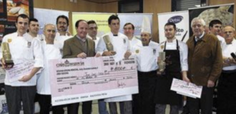 os ganadores posando con el presidente de la AIHS y el jurado. / Juan Martín.