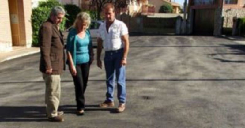 La concejala Paloma Maroto comprobó ayer la intervención realizada en las calles de Fuentemilanos. / El Adelantado